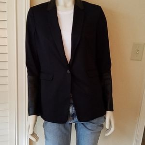 Timeless blazer with leather trim